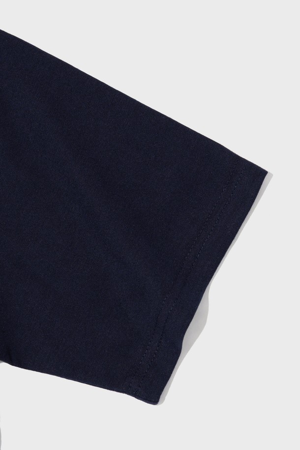 네이비 컬러의 AMERICAN FREEDOM 반소매 티셔츠입니다. 면과 폴리에스테르 혼방 소재로 제작되어 부드러운 촉감을 선사하며, 일상복으로 편안하게 착용할 수 있습니다. 캐주얼한 스타일의 라운드넥 티셔츠로, 봄, 여름에 어울리는 미국 국기 모티프의 그래픽 디자인이 돋보입니다.
