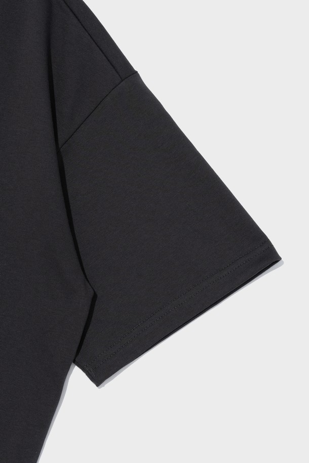 빈티지 솔리드 에어 반소매 티셔츠 (차콜)는 봄, 여름 시즌에 어울리는 부드러운 면 소재의 라운드넥 반소매 티셔츠입니다. 베이직하고 캐주얼한 스타일로, 레귤러핏의 레귤러 기장이며 얇은 두께감으로 편안하게 착용할 수 있습니다. 차콜 색상의 무지 디자인에 빈티지한 느낌을 더해 일상복으로 활용하기 좋습니다.
