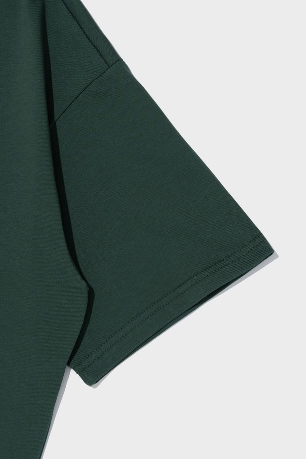 빈티지 솔리드 에어 반팔 티셔츠 (GREEN)는 면과 폴리에스터 혼방 소재로 제작되어 부드러운 촉감과 쾌적한 착용감을 제공합니다. 베이직한 디자인에 스탠다드핏으로 편안하게 착용 가능하며, 소매, 밑단, 넥 라인은 더블 스티치 마감으로 내구성을 높였습니다. 데일리 및 캐주얼 스타일 모두 소화 가능한 활용도 높은 반팔 티셔츠입니다.
