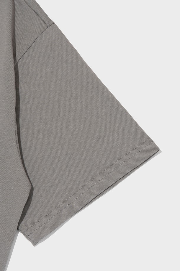 빈티지 솔리드 에어 반팔 티셔츠 (GRAY)는 부드러운 촉감의 20수 면폴리 혼방 원단을 사용하여 제작되었으며, 레귤러핏으로 편안하게 착용할 수 있습니다. 그레이, 차콜, 그린, 카키 등 다채로운 컬러 옵션으로 제공되며, 소매단, 밑단, 넥라인에 이중 스티치 처리를 하여 내구성을 높였습니다. 봄, 여름 시즌 일상복으로 활용하기 좋으며, 세탁 후에도 실루엣이 유지되는 실용적인 제품입니다.
