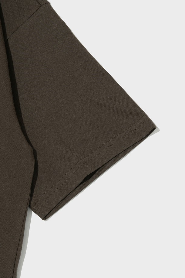 빈티지 솔리드 에어 반팔 티셔츠는 20수 면혼방 원단으로 제작되어 부드러운 촉감을 선사하며, 봄, 여름 시즌에 적합합니다. 레귤러핏으로 편안하게 착용 가능하며, 카키, 차콜, 그린, 그레이 등 베이직한 컬러와 무지 패턴으로 다양한 스타일링에 활용하기 좋습니다. 더블 스티치 디테일과 세탁 후에도 변형 없는 실루엣으로, 빈티지한 무드를 연출합니다.
