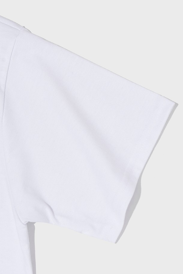 넉넉한 오버핏으로 편안하게 착용 가능한 (BIG SIZE) OVER BOX LOGO 반팔 티셔츠입니다. 부드러운 면 소재로 제작되어 봄, 여름철 데일리룩으로 활용하기 좋으며, 베이직한 디자인에 박스 로고 포인트로 스트릿한 무드를 더했습니다. 라운드넥, 레귤러 기장으로 누구나 부담 없이 즐길 수 있는 화이트 컬러의 빅사이즈 티셔츠입니다.
