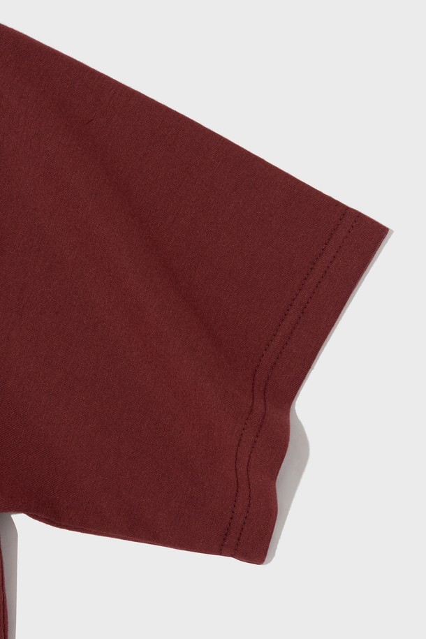 (BIG SIZE) 오버 박스 로고 반팔 티셔츠 (와인)는 남녀 모두 착용 가능한 캐주얼 & 스트릿 스타일의 반팔 티셔츠입니다. 면과 폴리에스테르 혼방 소재로 제작되어 봄, 여름철에 편안하게 착용할 수 있으며, 오버핏 & 박스핏 디자인과 와인 컬러의 조화로 트렌디한 스타일을 연출합니다. 라운드넥에 로고 패턴이 포인트로 들어가, 빅사이즈로 편안함과 스타일리시함을 동시에 잡았습니다.
