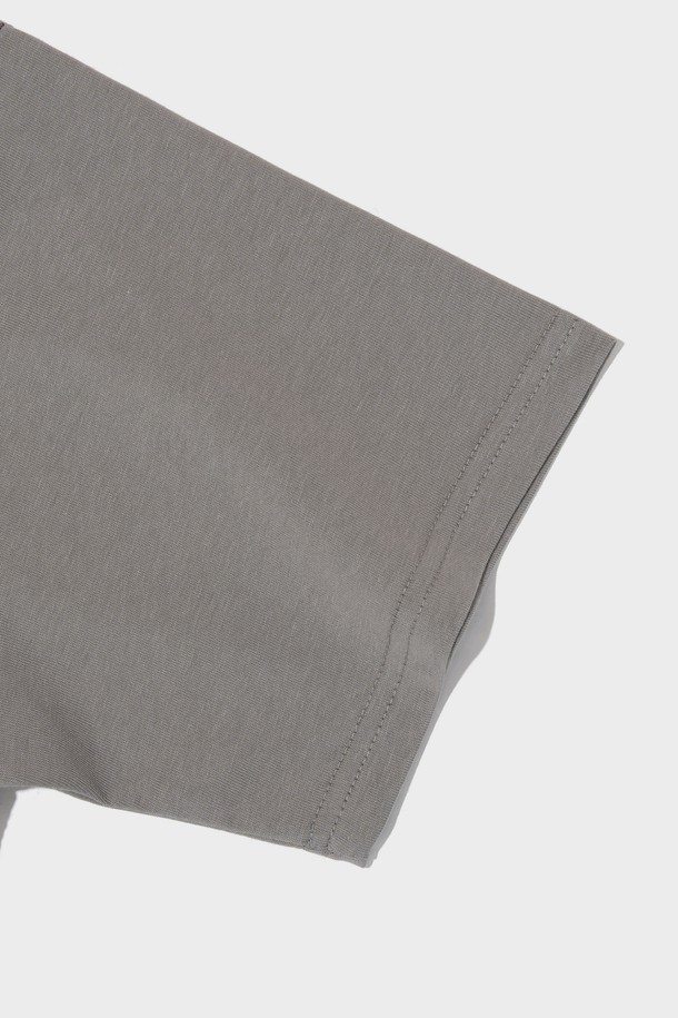 USA 플래그 프린트가 돋보이는 그레이 컬러의 반소매 티셔츠입니다. 부드러운 면 소재로 제작되어 봄, 여름철 일상에서 편안하게 착용하기 좋습니다. 라운드넥, 레귤러핏 디자인으로 남녀 모두 캐주얼하고 베이직한 스타일을 연출할 수 있습니다.
