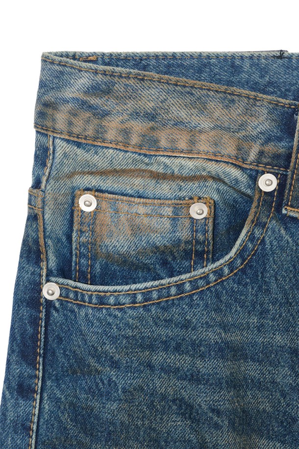 크래크 워싱 세미 와이드 데님 (중청)은 캐주얼, 빈티지 스타일의 데님 팬츠입니다. 일상생활에서 편안하게 착용하기 좋으며, 데이트룩과 쇼핑룩에 매치하기 좋습니다. 중청 컬러의 워싱 디테일이 돋보이며, 뻣뻣한 촉감의 데님 소재로 제작되었습니다. 세미 와이드 핏으로 클래식하면서도 깔끔한 실루엣을 연출하며, 다양한 상의와 쉽게 코디할 수 있습니다. 사계절 내내 활용 가능한 활용도 높은 아이템입니다.
