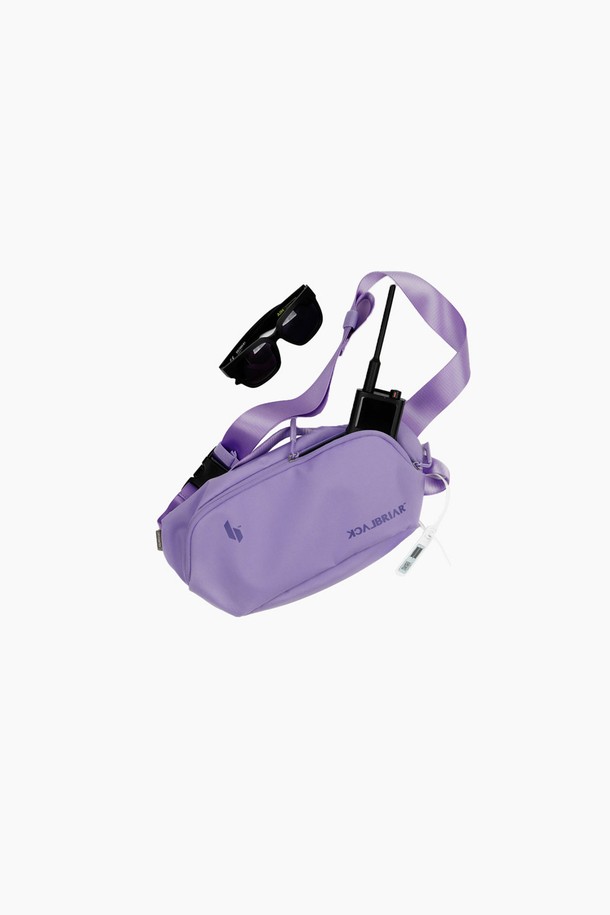 **익스트림 웨이스트 백 7.0 [라벤더]**는 여행룩에 어울리는 캐주얼, 미니멀, 스포티 스타일의 웨이스트백입니다. 남성 사용자를 위해 디자인되었으며, 넉넉한 수납 공간과 실용성을 갖춘 미디엄 사이즈 가방입니다. 방수 및 생활 방수 기능을 갖춘 폴리에스테르 소재로 제작되어, 500ml 물병 수납이 가능하고 스크래치 방지 기능까지 더했습니다. 손잡이, 접이식 기능, 크로스백으로도 활용 가능한 디자인에 스트랩 조절과 네임택을 더해 편의성을 높였습니다. 지퍼형 잠금 방식으로 내용물을 안전하게 보호하며, 일상, 여행, 스포츠 등 다양한 용도로 활용할 수 있습니다.
