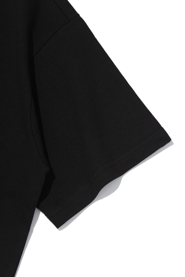 시그니처 클래스 로고 티셔츠 (블랙)는 아웃도어, 스포츠, 여행 등 다양한 활동에 적합한 상의 티셔츠입니다. 봄, 여름 계절에 어울리는 반소매 디자인으로, 면과 폴리에스테르 혼방의 에어쿨 원단을 사용하여 흡습, 통기, 속건 기능을 제공합니다. 라운드넥에 베이직하고 스포티한 스타일로, 여행룩, 피트니스룩, 휴가룩에 활용하기 좋습니다. 부드러운 촉감과 내구성이 우수한 소재로 제작되어 형태 안정성이 뛰어나며, 로고 패턴이 특징입니다. 미니멀하고 캐주얼한 스타일을 연출하기에 좋습니다.
