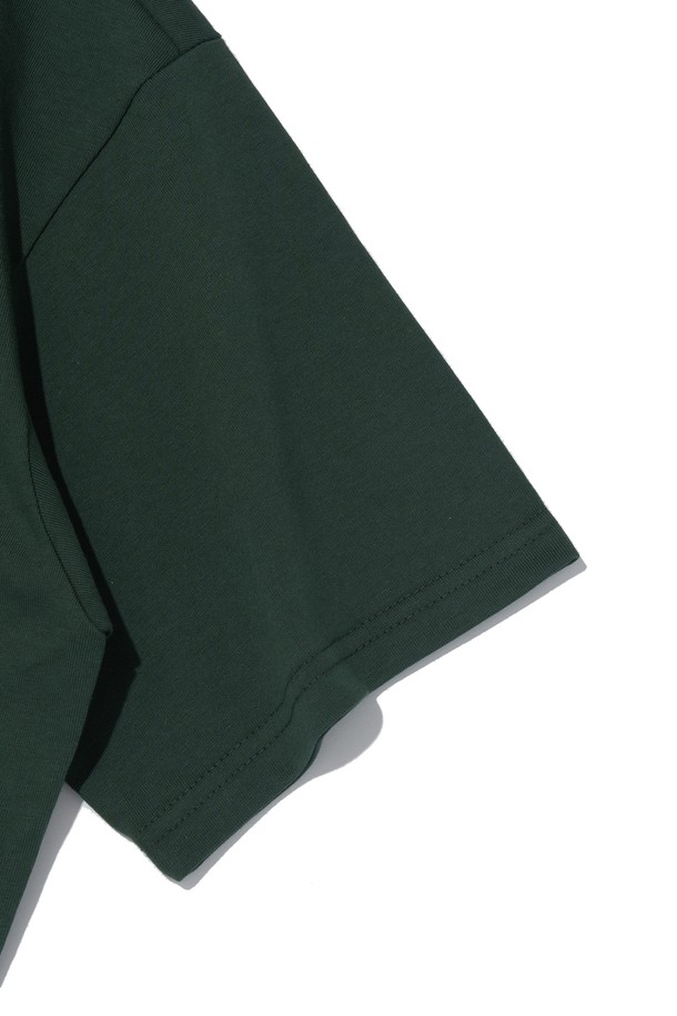 BB 스터프 로고 티셔츠 (그린)는 일상과 가벼운 산책에 어울리는 캐주얼 스타일의 티셔츠입니다. 부드러운 촉감의 면과 에어쿨 기능성 소재를 사용하여 봄, 여름철에도 시원하고 쾌적하게 착용할 수 있습니다. 레귤러핏으로 편안한 착용감을 제공하며, 라운드넥과 반소매 디자인으로 기본적인 스타일을 연출합니다. 은은한 그린 컬러에 BB 스터프 로고가 포인트로 들어가 미니멀하면서도 개성 있는 룩을 완성합니다. 세탁 후에도 형태 복원력이 우수하여 오랫동안 변함없이 즐겨 입을 수 있습니다.
