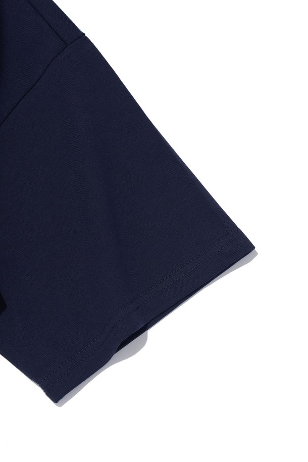 BB 타이포 티셔츠 (네이비)는 아웃도어 활동과 여행에 적합한 남녀 공용 티셔츠입니다. 시원하고 쾌적한 착용감을 제공하는 에어로쿨 원단을 사용하여, 봄, 여름 계절에 특히 좋습니다. 베이직하면서도 스포티한 스타일을 연출하며, 레귤러핏과 라운드넥 디자인으로 편안한 착용감을 선사합니다. 흡습, 통기, 속건 기능으로 쾌적함을 유지하며, 세탁 후 변형을 최소화하여 오래도록 즐겨 입을 수 있습니다. 여행룩, 휴가룩, 산책룩 등 다양한 TPO에 활용하기 좋은 미니멀한 디자인의 티셔츠입니다.
