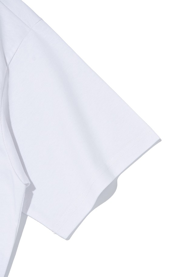 BB 브라이어 티셔츠 (화이트)는 여행룩 연출에 적합한 스포티 & 미니멀 스타일의 상의입니다. 부드러운 촉감의 면과 폴리에스테르 혼방 소재로 제작되어 흡습, 속건, 통기 기능이 뛰어나 쾌적한 착용감을 선사합니다. 에어쿨 소재를 사용하여 아웃도어 및 익스트림 스포츠 활동 시에도 적합하며, 무지 디자인으로 어떤 스타일에도 쉽게 매치할 수 있습니다. 변형이 적고 내구성이 높아 오랫동안 편안하게 즐겨 입을 수 있는 반소매 티셔츠입니다.
