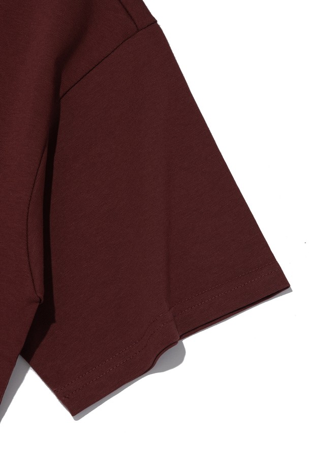 와인 색상의 베이직 로고 티셔츠입니다. 면과 폴리에스테르 혼방 소재로 제작되어 부드러운 촉감과 편안한 착용감을 선사합니다. 흡습, 통기, 속건 기능의 에어로쿨 원단을 사용하여 여름철 아웃도어 활동이나 여행 시에도 쾌적하게 입을 수 있습니다. 캐주얼하고 미니멀한 스타일로 여행룩, 휴가룩 연출에 활용하기 좋습니다. 반소매 디자인에 로고 패턴으로 포인트를 주어 기본적인 디자인 속에서 세련됨을 더했습니다.
