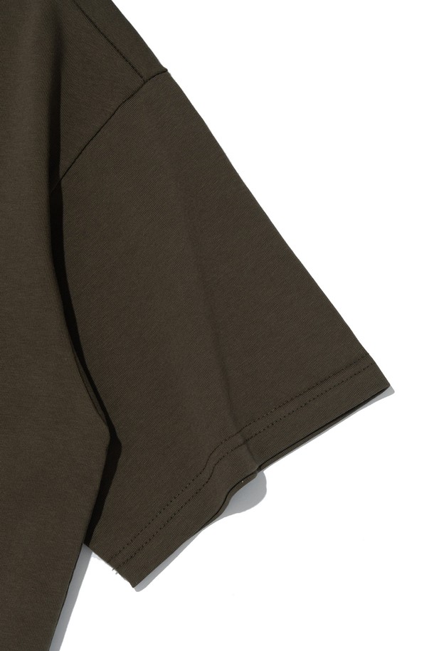 베이직 로고 티셔츠 (카키)는 일상과 여행에서 편안하게 착용할 수 있는 공용 티셔츠입니다. 부드러운 촉감의 면, 폴리에스테르 혼방 소재로 제작되어 쾌적한 착용감을 선사하며, 통기성과 흡습 기능으로 땀을 빠르게 흡수하고 건조시켜 줍니다. 레귤러핏에 라운드넥 디자인으로 제작되어 캐주얼, 미니멀, 클래식 스타일 모두 소화 가능하며, 에어로쿨 소재를 사용하여 변형 없이 오랫동안 착용할 수 있습니다. 여행룩, 산책룩과 같은 TPO에 맞춰 활용하기 좋으며, 베이직한 로고 패턴은 어떤 스타일에도 잘 어울립니다.
