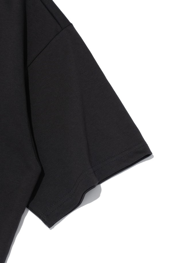 BB 바이크 라이딩 티셔츠 (차콜)는 시원하고 쾌적한 여름철 바이크 및 스포츠 활동을 위해 디자인되었습니다. 흡습, 속건, 통기 기능의 에어쿨 면 혼방 소재로 제작되어 땀을 빠르게 흡수하고 건조시켜 쾌적함을 유지해줍니다. 세탁 후 변형이 적고 내구성이 뛰어나 오랫동안 착용할 수 있으며, 쿨링 효과로 시원함을 더했습니다. 레귤러핏에 라운드넥, 반소매 디자인으로 스포티한 스타일을 연출하며, 피트니스룩, 러닝룩, 휴가룩 등 다양한 TPO에 활용 가능합니다. 차콜 컬러로 어떤 스타일에도 잘 어울리는 활용도 높은 아이템입니다.
