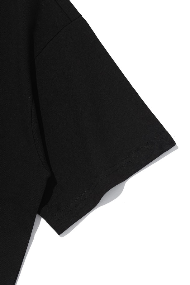 BB 바이크 라이딩 티셔츠 (블랙)는 바이크 및 스포츠 활동에 적합한 공용 반소매 티셔츠입니다. 레귤러핏과 라운드넥 디자인으로 편안한 착용감을 제공하며, 봄, 여름철에 착용하기 좋습니다. 면과 폴리에스테르 혼방 소재로 제작되어 부드러운 촉감을 자랑하며, 흡습, 속건, 통기 기능으로 쾌적함을 유지합니다.  에어로쿨 원단 기술과 내구성이 우수하며 세탁 후에도 형태 변형이 적어 관리가 용이합니다. 스포티, 캐주얼, 미니멀 스타일을 추구하는 분들께 추천합니다.
