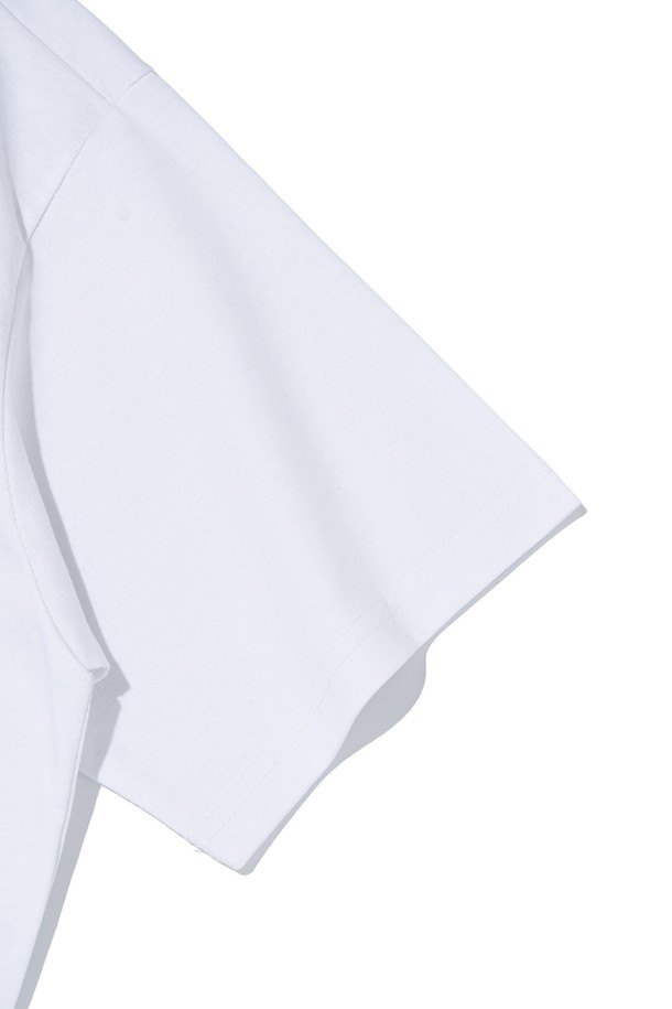 SHAKA(샤카) 로고 티셔츠 (화이트)는 일상, 스포츠, 아웃도어 활동에 적합한 공용 티셔츠입니다. 에어로쿨 원단을 사용하여 흡습, 속건, 통기 기능이 뛰어나며, 부드러운 촉감으로 편안한 착용감을 선사합니다. 레귤러핏에 라운드넥 디자인이며, 반소매 기장으로 캐주얼, 스포티한 스타일을 연출합니다. 

봄, 여름 계절에 어울리는 이 티셔츠는 산책룩, 피트니스룩 등 다양한 TPO에 활용 가능합니다. 내구성이 우수하여 세탁 후에도 형태 변형 없이 오랫동안 즐겨 입을 수 있습니다. 심플한 로고 패턴으로 미니멀한 스타일을 선호하는 분들께도 추천합니다.
