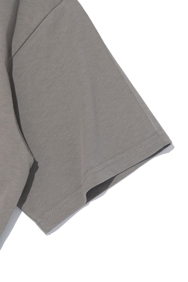 SHAKA(샤카) 로고 티셔츠 (그레이)는 면과 플리스 혼방 소재로 제작되어 부드러운 촉감과 흡습, 속건, 통기 기능을 제공합니다. 일상, 스포츠 활동, 아웃도어 활동 모두에 적합하며, 봄, 여름 계절에 착용하기 좋습니다. 레귤러핏에 라운드넥 디자인으로 편안한 착용감을 선사하며, 에어로쿨 원단 기술을 적용하여 세탁 후에도 형태 유지력이 뛰어납니다. 심플한 로고 패턴과 스포티, 캐주얼 무드를 동시에 연출하여 미니멀한 스타일을 선호하는 분들께 추천합니다.
