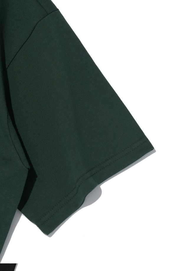 아이덴티티 심볼 로고 티셔츠 (그린)는 캐주얼과 미니멀 스타일을 추구하는 분들을 위한 상의입니다. 봄, 여름 시즌에 어울리며, 동네 마실룩이나 여행룩으로 편안하게 착용하기 좋습니다. 부드러운 촉감의 면과 폴리에스테르 혼방 소재로 제작되어 흡습, 속건, 통기성이 뛰어나 쾌적한 착용감을 제공합니다. 에어로쿨 원단 기술과 내구성을 강화하여 세탁 후 변형을 최소화했으며, 레귤러핏 라운드넥 디자인으로 편안함을 더했습니다. 그린 컬러에 로고 패턴이 포인트로 들어가 데일리룩에 개성을 더해줍니다.
