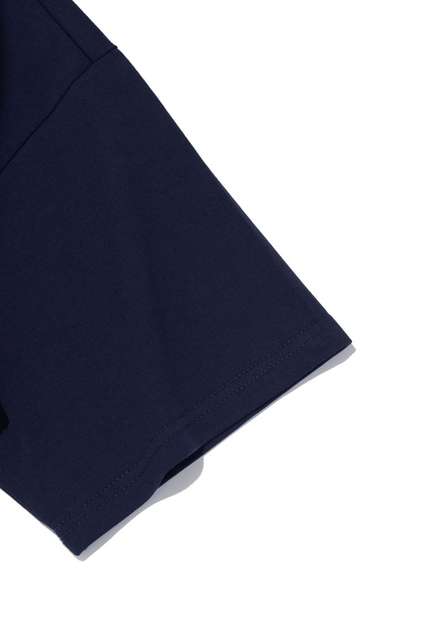 네이비 컬러의 아이덴티티 심볼 로고 티셔츠입니다. 흡습, 속건, 통기성이 우수한 에어로쿨 원단을 사용하여 쾌적한 착용감을 제공합니다. 레귤러핏으로 제작되어 편안한 착용감을 선사하며, 반소매 라운드넥 디자인으로 어떤 스타일에도 쉽게 매치할 수 있습니다. 봄, 여름철 아웃도어 활동이나 일상복으로 활용하기 좋으며, 내구성이 뛰어나 변형을 최소화했습니다. 스포티, 캐주얼, 미니멀한 스타일을 선호하는 분들께 추천합니다.
