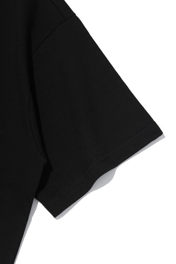 아이덴티티 심볼 로고 티셔츠 (블랙)는 아웃도어, 여행, 스포츠 활동에 적합한 남녀 공용 티셔츠입니다. 부드러운 촉감의 면과 폴리에스테르 혼방 소재로 제작되어 흡습, 통기, 속건 기능을 갖춰 쾌적함을 유지합니다. 에어로쿨 원단을 사용하여 활동성을 높였으며, 150명 이상의 액션 스포츠 선수들과 협업하여 개발되어 내구성이 뛰어납니다. 스포티, 캐주얼, 미니멀 스타일을 선호하는 분들께 여행룩 또는 피트니스룩으로 추천합니다. 전문 선수들의 테스트와 피드백을 통해 지속적으로 개선되어 더욱 만족스러운 착용감을 제공합니다.
