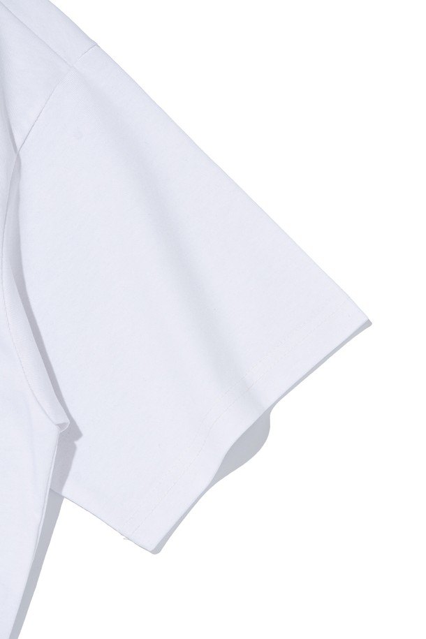 **서프 클럽 로고 티셔츠 (화이트)**는 스포티하고 캐주얼한 스타일을 연출하기에 좋은 아이템입니다. 면과 폴리에스테르 혼방 소재로 제작되어 부드러운 촉감과 우수한 통기성을 자랑하며, 활동적인 움직임에도 쾌적함을 유지합니다. 에어로쿨 원단 기술을 적용하여 흡습, 냉감, 속건 기능을 강화했으며, 내구성과 형태 유지력이 뛰어나 오랫동안 변함없이 착용할 수 있습니다. 레귤러핏으로 제작되어 편안한 착용감을 선사하며, 피트니스룩, 러닝룩 등 다양한 TPO에 활용 가능합니다. 깔끔한 화이트 컬러에 서프 클럽 로고가 포인트로 디자인되어 미니멀한 매력을 더합니다.
