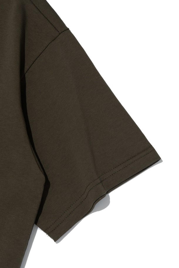 서프 클럽 로고 티셔츠 (카키)는 아웃도어 활동, 여행, 익스트림 스포츠에 적합한 남녀 공용 티셔츠입니다. 흡습, 통기성, 속건 기능이 뛰어난 에어로쿨 원단을 사용하여 여름철에도 쾌적하게 착용할 수 있습니다. 레귤러 핏에 레귤러 기장으로 제작되었으며, 스포티하면서도 캐주얼한 여행룩과 휴가룩 연출에 용이합니다. 부드러운 촉감의 면, 폴리에스테르 혼방 소재로 제작되었으며, 라운드넥 디자인에 카키색 로고 패턴이 돋보입니다. 얇은 두께감으로 편안한 착용감을 선사하는 반소매 티셔츠입니다.
