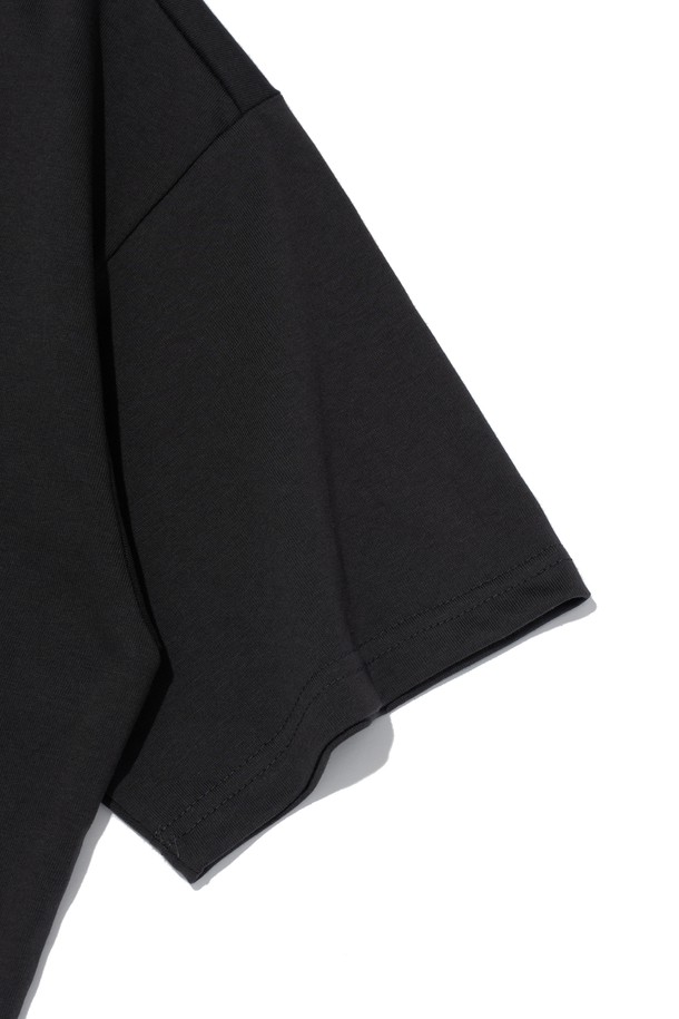 서프 클럽 로고 티셔츠 (차콜)는 아웃도어, 스포츠, 여행 등 다양한 활동에 적합한 공용 티셔츠입니다. 시원한 여름을 위한 얇은 두께와 부드러운 촉감, 그리고 흡습, 속건, 통기, 냉감 기능을 갖춘 에어로쿨 기능성 소재로 제작되었습니다. 레귤러핏에 라운드넥 디자인으로 스포티, 캐주얼, 미니멀 스타일을 연출하며, 여행룩이나 휴가룩에 활용하기 좋습니다. 내구성이 우수하며 세탁 후 변형이 적어 오랫동안 쾌적하게 착용할 수 있습니다. 차콜 색상에 로고 패턴이 돋보이는 반소매 티셔츠입니다.
