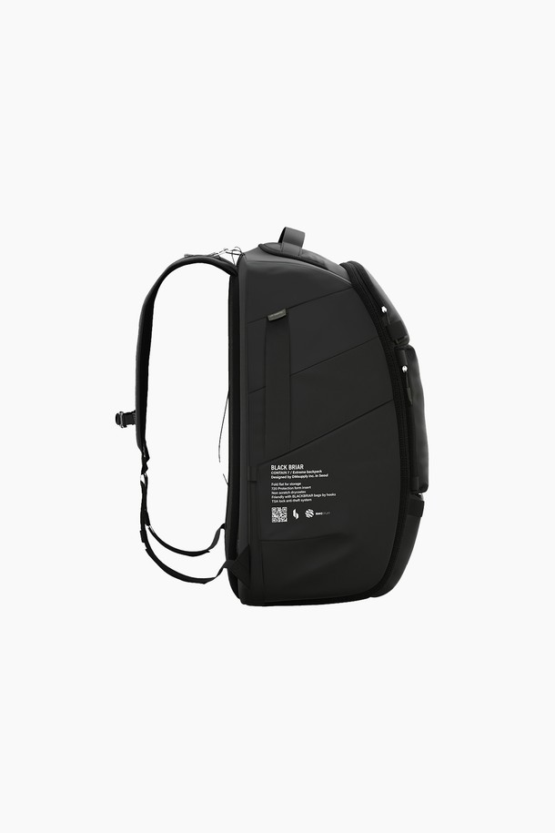 65L 익스트림 이큅먼트 백팩 7.0 [애쉬블랙]은 아웃도어 활동에 최적화된 대용량 백팩입니다. 튼튼한 폴리에스테르와 TPU 소재를 사용하여 방수 기능을 갖췄으며, 험한 환경에서도 내용물을 안전하게 보호합니다. 65L의 넉넉한 수납공간은 백패킹, 하이킹, 여행 등 다양한 용도로 활용 가능합니다. 세련된 사각형 디자인과 무지 패턴, 애쉬블랙 컬러는 고프코어, 미니멀, 캐주얼 스타일을 모두 소화하며, 여행룩과 캠핑룩에 잘 어울립니다. 지퍼형 잠금 방식으로 내용물을 안전하게 보관하며, 360도 회전 뷰를 통해 더욱 자세한 정보를 확인할 수 있습니다.
