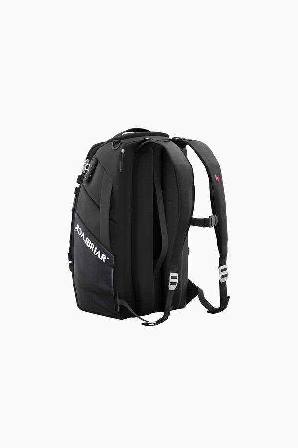 35L 익스트림 트래블 백팩 7.0 PRO는 여행, 하이킹, 백패킹에 적합한 남성용 백팩입니다. 35L 라지 사이즈로, 폴리에스테르와 나일론 소재를 사용하여 내구성을 높였습니다. 방수 및 생활 방수 기능을 갖췄으며, 3M 반사 소재를 적용하여 재귀반사 기능을 제공합니다. 미니멀, 고프코어, 스포티 스타일의 여행룩에 어울리며, 무지 디자인에 사각 모양, 지퍼형 잠금 방식을 갖추었습니다. 360도 회전 가능하며 TPU 코팅 처리되어 있습니다.
