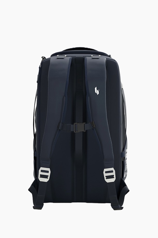 35L 익스트림 트래블 백팩 7.0 [코리아 에디션]은 여행과 백패킹에 최적화된 남성용 라지 사이즈 백팩입니다. 블랙 색상의 사각 형태 디자인으로, 폴리에스테르와 TPU 소재를 사용하여 내구성과 생활 방수 기능을 갖췄습니다. 35L의 넉넉한 수납공간은 여행 짐을 충분히 담을 수 있으며, 지퍼형 잠금 방식으로 내용물을 안전하게 보호합니다. 캐주얼, 미니멀, 고프코어 스타일의 여행룩과 해외 출장룩에 잘 어울리며, 로고 패턴이 특징입니다. 특히, 코리아 에디션으로 특별함을 더했습니다.
