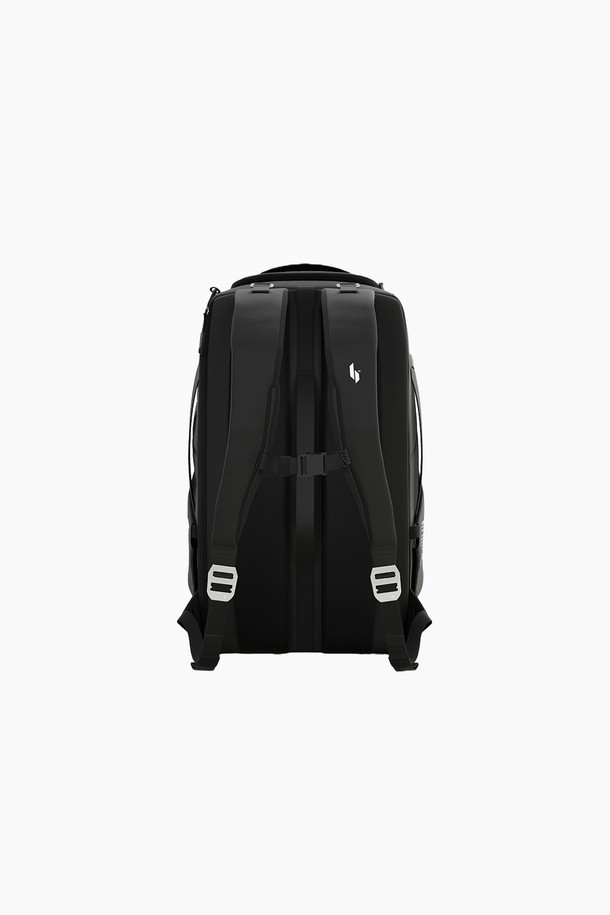 35L 익스트림 트래블 백팩 7.0 [애쉬블랙]은 여행과 백패킹에 적합한 남성용 라지 사이즈 백팩입니다. 폴리에스테르와 TPU 소재를 사용하여 제작되었으며, 35L의 넉넉한 수납 공간을 제공합니다. 무지 패턴의 사각 디자인에 생활 방수 기능을 갖춰 실용성을 높였으며, 경량 설계와 높은 내구성을 자랑합니다. 미니멀, 캐주얼, 고프코어 스타일의 여행룩과 캠핑룩에 잘 어울리는 백팩으로, 지퍼형 잠금 방식으로 내용물을 안전하게 보호합니다. 360도 뷰를 통해 제품의 모든 면을 확인할 수 있습니다.
