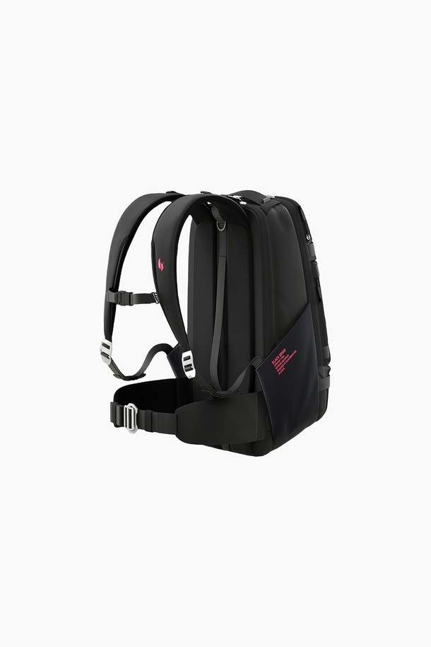 18L 익스트림 어드벤처 백팩 7.0 PRO는 하이킹, 여행, 백패킹 등 다양한 활동에 적합한 미디엄 사이즈 백팩입니다. 블랙과 핑크 두 가지 색상으로 제공되며, 나일론과 폴리에스테르 소재를 사용하여 내구성을 높였습니다. 18L 용량으로 넉넉한 수납 공간을 제공하며, TPU 코팅으로 방수 기능을 강화하여 궂은 날씨에도 끄떡없습니다. 메쉬 소재는 통기성을, 재귀반사 기능은 안전성을 더하며, 캐주얼, 미니멀, 고프코어 스타일의 여행룩, 등산룩, 캠핑룩에 잘 어울립니다. 사각형 디자인에 지퍼형 잠금 방식을 적용했습니다.
