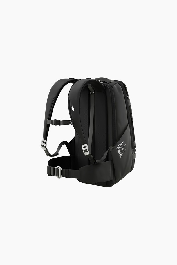 18L 익스트림 어드벤처 백팩 7.0 [애쉬블랙]은 남성을 위한 미디엄 사이즈 백팩입니다. 폴리에스테르와 TPU 소재로 제작되어 방수 기능을 갖췄으며, 여행, 하이킹, 백패킹 등 다양한 용도로 활용하기 좋습니다. 무지 디자인의 사각 모양 백팩으로, 360도 회전이 가능하여 편리하게 사용할 수 있습니다. 캐주얼, 미니멀, 고프코어 스타일의 여행룩, 등산룩에 잘 어울리며, 지퍼형 잠금 방식으로 내용물을 안전하게 보호해줍니다. 경량 설계로 활동성을 높인 실용적인 가방입니다.
