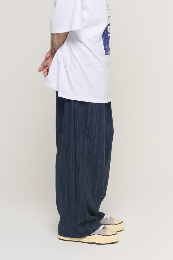 네이비 컬러의 스트라이프 워싱 데님 벌룬 팬츠입니다. 봄, 가을 시즌에 적합하며, 캐주얼, 미니멀, 시티 보이 스타일을 연출하기 좋습니다. 뻣뻣한 촉감과 워싱 디테일이 특징이며, 루즈핏으로 편안하게 착용할 수 있습니다. 동네 마실룩이나 가을 나들이룩에 잘 어울리는 아이템입니다.
