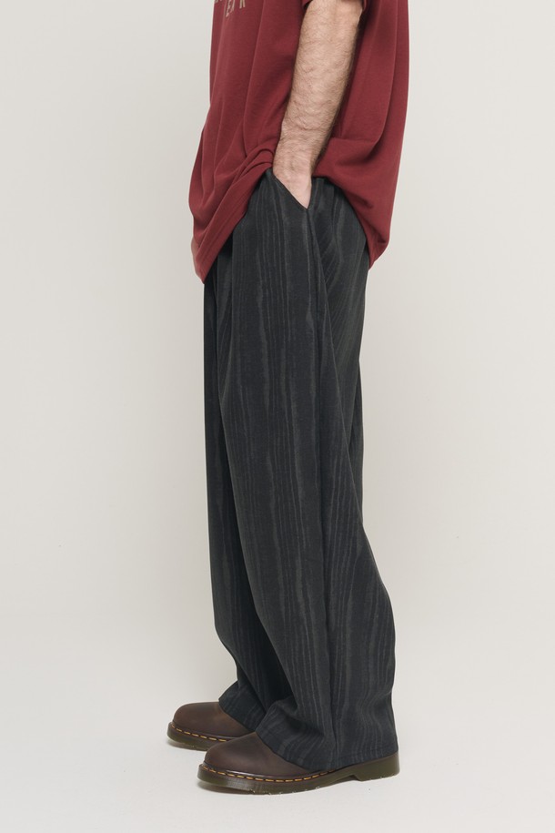 **STRIPE WASHING 데님 벌룬 팬츠 (블랙)**

빈티지 워싱 가공으로 은은한 멋을 더한 STRIPE WASHING 데님 벌룬 팬츠입니다. 면과 폴리에스테르 혼방 소재로 제작되어 편안한 착용감을 선사하며, 넉넉한 루즈핏과 와이드한 벌룬 실루엣으로 트렌디한 스타일을 연출합니다. 허리 밴딩과 스트링 디테일로 활동성을 높였으며, 봄, 가을 일상에서 캐주얼하고 미니멀한 무드를 즐기기에 좋습니다. 블랙과 네이비 두 가지 컬러로 출시되어 다양한 스타일을 소화할 수 있습니다. 산책이나 여행 시 편안하게 착용하기 좋은 아이템입니다.
