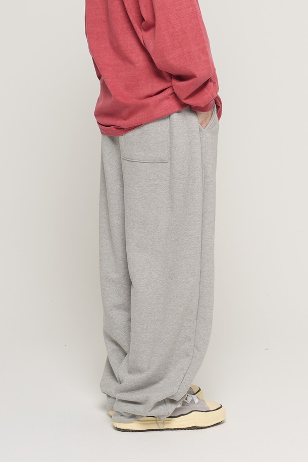투턱 사이드 와이드 스웨트팬츠 (그레이)는 캐주얼, 스포티, 미니멀 스타일을 즐기는 남녀 모두에게 적합한 긴 기장의 바지입니다. 면 소재로 제작되어 봄, 가을, 겨울 계절에 편안하게 착용할 수 있으며, 루즈핏 와이드 실루엣과 투턱 디테일이 특징입니다. 밴딩 처리된 허리 부분은 편안한 착용감을 제공하며, 동네 마실룩, 집콕룩, 겨울 데일리룩 등 다양한 TPO에 활용하기 좋습니다. 무지 디자인의 그레이 컬러로 어떤 상의와도 손쉽게 매치할 수 있습니다. 편안함과 스타일을 동시에 잡은 스웨트팬츠를 만나보세요.
