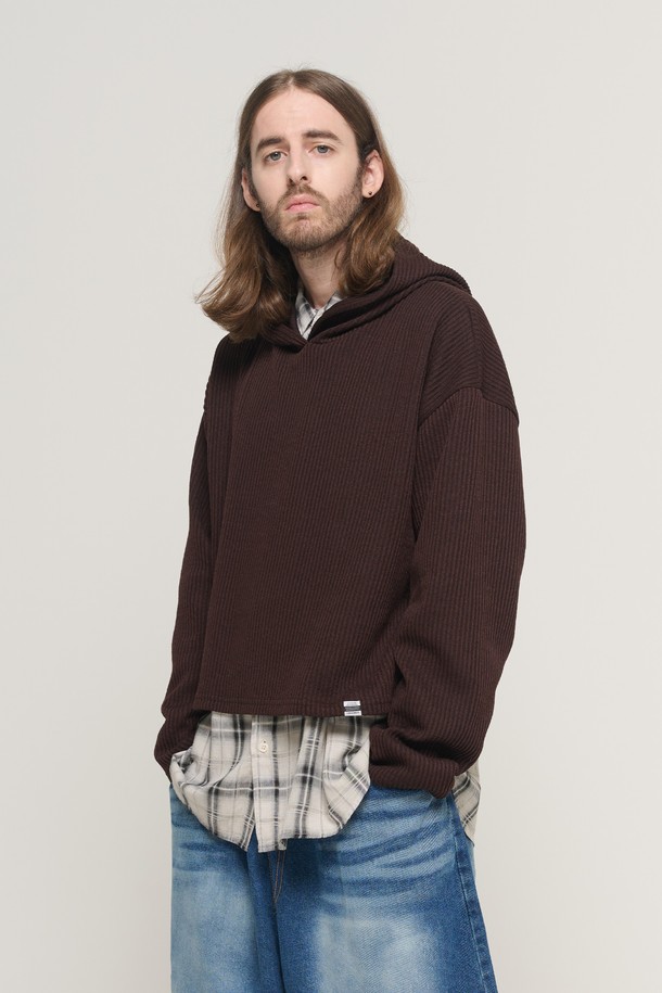 후드 크롭 레이어드 롱 슬리브 니트 (브라운)는 남성을 위한 캐주얼 스타일의 니트/스웨터입니다. 부드러운 울 소재로 제작되어 가을, 겨울에 따뜻하고 포근하게 착용할 수 있습니다. 크롭 기장과 오버핏으로 트렌디함을 더하며, 레이어드 디자인으로 다양한 스타일 연출이 가능합니다. 무지 패턴의 브라운 컬러는 미니멀하면서도 클래식한 분위기를 자아내 겨울 데일리룩, 집콕룩, 산책룩 등 다방면으로 활용하기 좋습니다. 두께감 있는 긴소매 후드 니트이며, 부드러운 촉감이 특징입니다.
