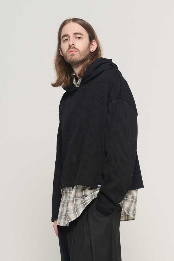 HOOD 크롭 레이어드 롱 슬리브 니트 (블랙)는 미니멀, 스트릿 스타일을 선호하는 남성 고객을 위한 상의입니다. 가을, 겨울 시즌에 어울리는 오버핏 니트 소재의 긴 소매 후드 크롭 디자인으로, 레이어드 스타일 연출이 용이합니다. 블랙과 아이보리 두 가지 색상으로 출시되었으며, 체크 패턴이 특징입니다. 2014년부터 이어온 디자인 원칙을 바탕으로 제작되어 편안한 착용감을 제공하며, 겨울 데일리룩, 모임룩, 데이트룩 등 다양한 TPO에 활용 가능합니다.
