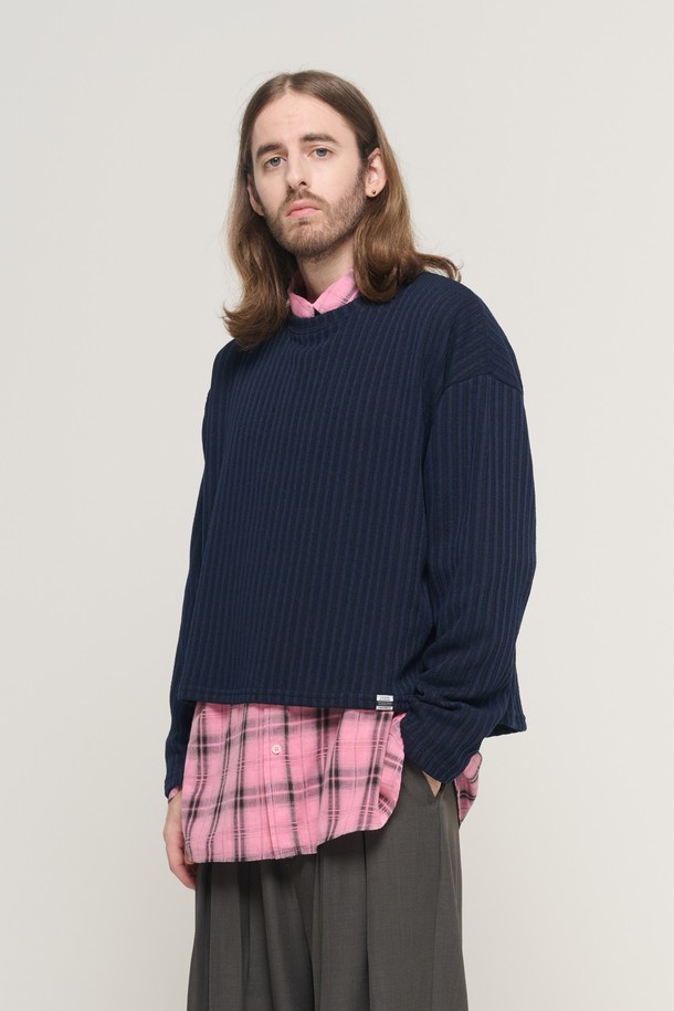 네이비 컬러의 CB 리브드 라운드 크롭 오버 니트입니다. 가을, 겨울에 착용하기 좋은 남성용 니트/스웨터로, 베이직하면서도 캐주얼한 스타일을 연출합니다. 가볍고 유연한 폴리에스터와 스판덱스 혼방 소재로 제작되었으며, 골지 패턴과 라운드넥 디자인이 특징입니다. 와이드한 바디라인과 입체적인 실루엣, 자연스러운 드레이프가 멋스러움을 더하며, 레이어드 스타일링에도 활용하기 좋습니다. 크롭 기장과 오버핏으로 트렌디한 룩을 완성해보세요.
