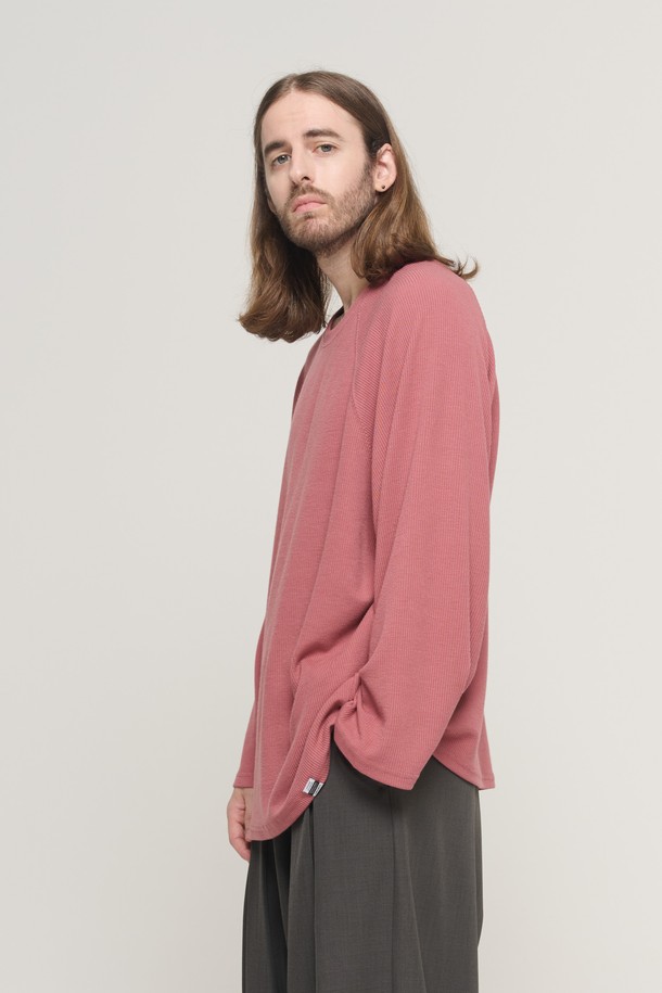 부드러운 래글런 레이어드 긴소매 니트 (핑크)는 남성을 위한 캐주얼하고 미니멀한 스타일의 니트/스웨터입니다. 얇은 두께감으로 봄, 가을에 적합하며, 부드러운 촉감의 니트 소재로 제작되었습니다. 라운드 넥에 루즈핏으로 편안한 착용감을 선사하며, 레이어드 디자인과 래글런 소매가 특징입니다. 핑크 컬러의 무지 디자인으로 다양한 스타일 연출에 용이합니다.
