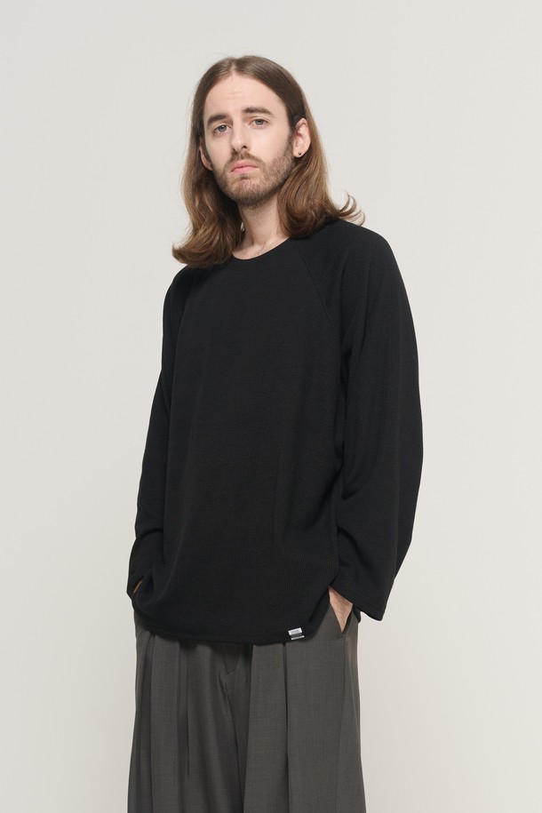 소프트 래글런 레이어드 롱 슬리브 니트 (블랙)는 미니멀하고 베이직한 스타일의 남성용 니트입니다. 부드러운 촉감의 니트 소재로 제작되었으며, 두꺼운 두께감으로 가을과 겨울철에 따뜻하게 착용하기 좋습니다. 라운드넥에 래글런 소매, 오버핏으로 편안한 착용감을 선사하며, 레이어드 디자인으로 포인트를 더했습니다. 데일리룩, 집콕룩, 데이트룩 등 다양한 TPO에 활용하기 좋은 아이템입니다. 무지 디자인으로 미니멀, 클래식, 캐주얼 스타일을 연출하기에 용이합니다.
