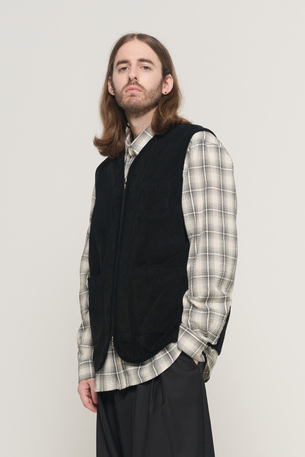 CORDUROY AMEKAJI POCKET VEST (BLACK)는 가을, 겨울에 어울리는 남성용 베스트입니다. 부드러운 텍스처의 블랙 코듀로이 소재에 무지 디자인으로 제작되었으며, 캐주얼, 아메카지 스타일을 연출할 수 있습니다. 뻣뻣한 촉감의 두꺼운 두께감으로 보온성을 높였으며, 크롭 기장과 라운드넥 디자인이 특징입니다. 포켓 디테일이 있어 실용성을 더했으며 가을 나들이룩, 겨울 데일리룩 등 다양한 TPO에 활용하기 좋습니다. 레귤러핏으로 제작되어 편안한 착용감을 선사합니다.
