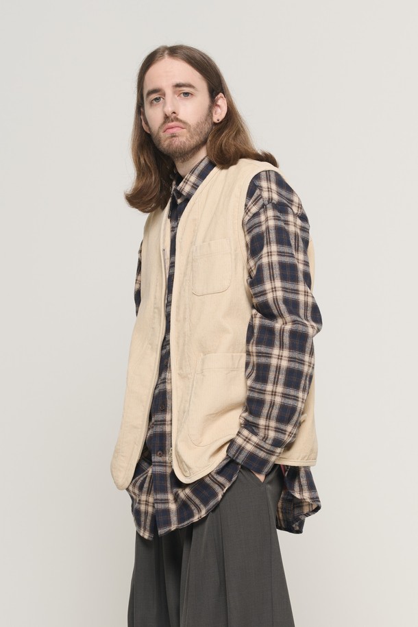 CORDUROY AMEKAJI POCKET VEST (BEIGE)는 부드러운 코듀로이 소재의 남성용 베스트입니다. 가을과 겨울 시즌에 어울리는 두꺼운 두께감으로 따뜻함을 제공하며, 캐주얼, 아메카지 스타일을 연출하기 좋습니다. 레귤러핏으로 편안하게 착용할 수 있으며, 라운드넥, 민소매 디자인에 집업 여밈 방식을 채택했습니다. 베이지 컬러의 무지 디자인에 포켓 디테일로 포인트를 더해 가을 나들이룩, 겨울 데일리룩에 활용하기 좋습니다.
