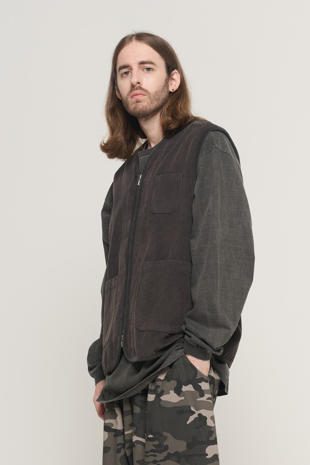 CORDUROY AMEKAJI (코듀로이 아메카지) 포켓 베스트 (차콜)는 가을, 겨울 시즌 남성 데일리룩, 산책룩, 여행룩에 적합한 베스트입니다. 차콜, 블랙, 베이지 3가지 색상으로 출시되었으며, 아메카지, 빈티지 스타일을 연출하기 좋습니다. 뻣뻣한 촉감의 두꺼운 코듀로이 소재로 제작되었으며, 세미루즈핏의 라운드넥 디자인입니다. 멀티플 포켓과 세미 후드 디자인으로 실용성을 더했으며, 다양한 옷 위에 레이어링하여 스타일리시하게 연출할 수 있습니다. 클래식, 워크웨어, 캐주얼 스타일을 즐겨 입는 분들께 추천합니다.
