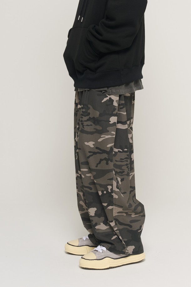 CAMO 랜덤 패턴 루프 벌룬 팬츠 (블랙)는 남성용 바지로, 밀리터리 및 캐주얼 스타일을 즐기는 분들께 적합합니다. 봄, 가을에 착용하기 좋은 얇은 두께의 면 소재로 제작되었으며, 부드러운 촉감이 특징입니다. 와이드 핏과 루즈핏으로 편안한 착용감을 제공하며, 활동적인 디자인과 밴딩 허리로 활동성을 높였습니다. 블랙 컬러에 랜덤 카모 패턴이 더해져 개성 있는 스타일을 연출하며, 동네 마실룩, 여행룩, 캠핑룩 등 다양한 TPO에 활용할 수 있습니다.
