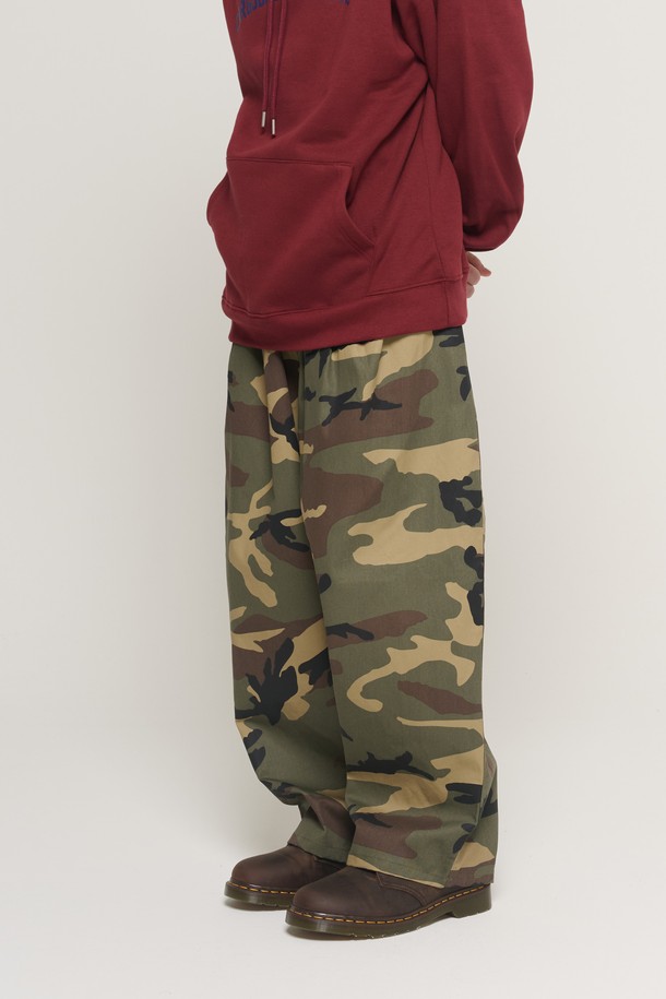 카모 랜드 패턴 루프 벌룬 팬츠(카키)는 남녀 모두 착용 가능한 벌룬핏 팬츠입니다. 카키 컬러에 밀리터리 및 캐주얼 스타일을 더해 일상, 산책, 여행 등 다양한 TPO에 활용하기 좋습니다. 봄, 가을 시즌에 어울리는 긴 기장의 루즈핏으로, 루프 디테일과 카모 패턴이 돋보입니다. 밴딩 처리로 편안한 착용감을 제공하며, 캐주얼, 스트리트, 워크웨어 스타일을 즐기는 분들께 추천합니다.
