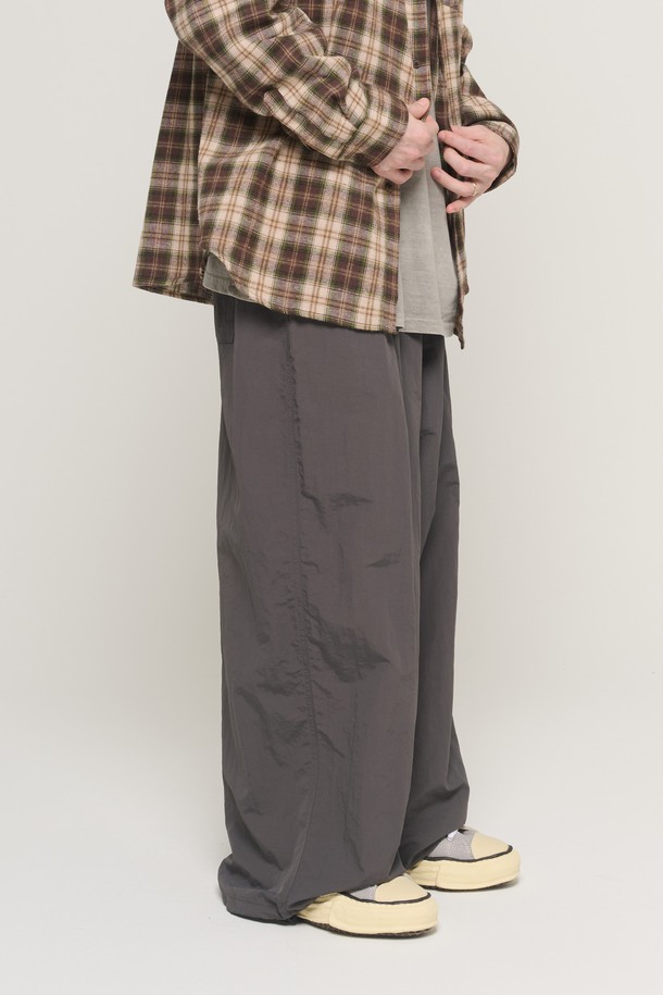 차콜 색상의 나일론 루프 스트링 와이드 팬츠입니다. 남성용으로, 봄/가을 계절에 맞춰 캐주얼, 미니멀, 시티보이 스타일을 연출하기 좋습니다. 나일론 소재로 제작되어 편안한 착용감을 선사하며, 허리 밴딩과 스트링 디테일로 활동성을 더했습니다. 와이드 핏으로 제작되어 트렌디한 스타일을 연출하고, 동네 마실룩이나 여행룩에 활용하기 좋습니다. 무지 디자인으로 어떤 상의와도 쉽게 매치할 수 있습니다.
