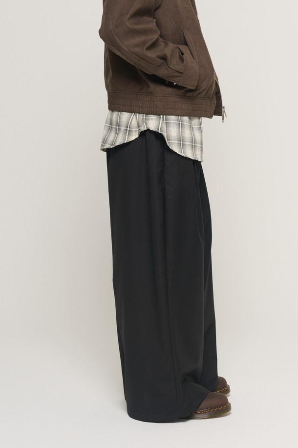 SEASON BALLOON TWO-TUCK SLACKS (BLACK)는 남성용 슬랙스로, 일상 및 세미 캐주얼 스타일에 적합하며, 오피스룩, 비즈니스 캐주얼, 모임룩까지 다양한 TPO에 활용할 수 있습니다. 클래식, 미니멀, 시크 스타일을 추구하는 분들께 추천하며, 사계절 내내 착용 가능한 두꺼운 두께감의 긴 기장 슬랙스입니다. 부드러운 촉감의 폴리에스터와 레이온 혼방 소재로 제작되었으며, 투턱 디자인과 벌룬 실루엣, 와이드 레그, 루즈핏으로 편안함과 스타일리시함을 동시에 잡았습니다. 블랙 컬러의 무지 패턴으로 어떤 상의와도 쉽게 매치하여 다양한 스타일을 연출할 수 있습니다.
