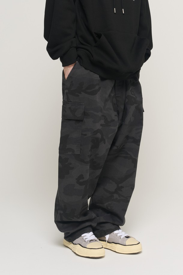 CAMO PATTERN BIO BALLOON PANTS (BLACK)는 캐주얼, 스트릿, 시티보이 스타일을 아우르는 남녀 공용 바지입니다. 봄, 가을에 적합하며, 부드러운 면 소재로 제작되어 편안한 착용감을 선사합니다. 카모 패턴과 블랙 컬러의 조화가 돋보이며, 루즈핏과 배기핏, 벌룬핏을 믹스하여 트렌디한 실루엣을 연출합니다. 밑단 고무밴딩과 와이드한 디자인으로 활동성을 높였으며, 동네 마실룩, 가을 나들이룩 등 다양한 TPO에 활용하기 좋습니다.
