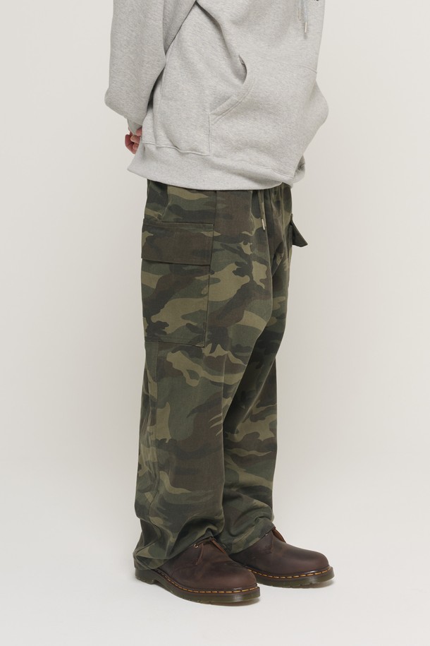 카모 패턴 바이 벌룬 팬츠(Khaki)는 남성용 바지로, 밀리터리 및 캐주얼 스타일을 연출합니다. 봄, 가을에 적합하며, 일상복은 물론 동네 마실룩, 여행룩, 캠핑룩 등 다양한 TPO에 활용할 수 있습니다. 톤 다운된 카키 컬러에 카모 패턴으로 포인트를 주어, 캐주얼하면서도 워크웨어 무드를 자아냅니다. 루즈핏 벌룬 실루엣으로 편안한 착용감을 선사하며, 프리사이즈로 제작되었습니다.
