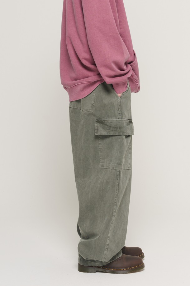피그먼트 워싱 벌룬 카고 팬츠 (카키)는 캐주얼, 스트릿, 워크웨어 스타일을 아우르는 남성용 카고 팬츠입니다. 봄, 가을에 적합하며, 워싱 가공을 통해 자연스러운 분위기를 연출합니다. 넉넉한 루즈핏과 벌룬핏으로 편안한 착용감을 제공하며, 카고 포켓 디테일이 실용성을 더합니다. 동네 마실룩이나 캠핑룩 등 다양한 TPO에 활용하기 좋습니다. 허리 밴딩으로 편안하게 착용 가능하며, 무지 디자인으로 어떤 상의와도 쉽게 매치할 수 있습니다.
